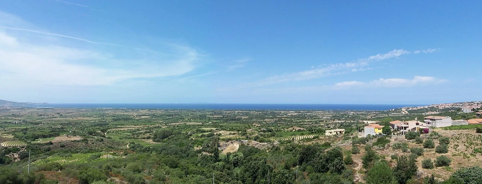 Panorama del Golfo dell'Asinara visto dall'interno, con campagne, vigneti e il mare all'orizzonte